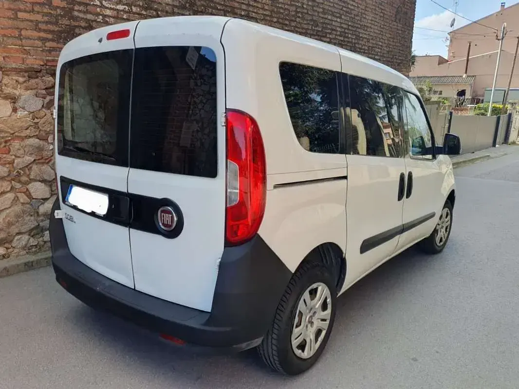 Usado Fiat Doblò Pop 95 CV (69 kW) 2017 Blanco Monovolumen