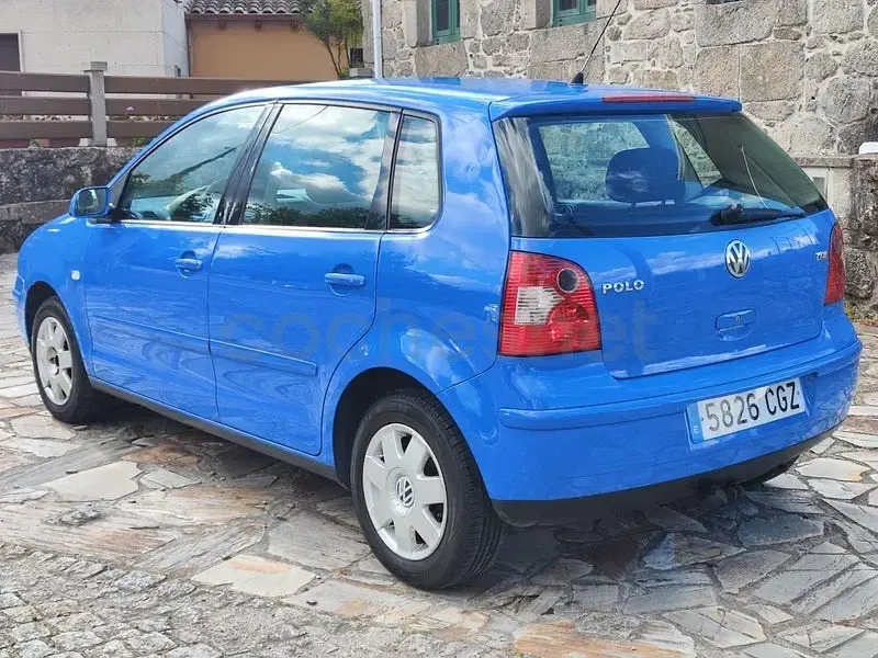Usado VW Polo Highline 100 CV (73 kW) 2003 Azul Berlina