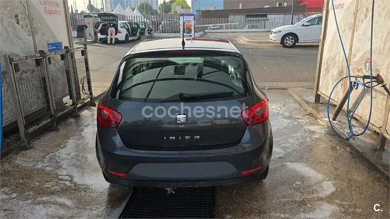 Usado Seat Ibiza Reference 105 CV (77 kW) 2009 Gris / plata Berlina