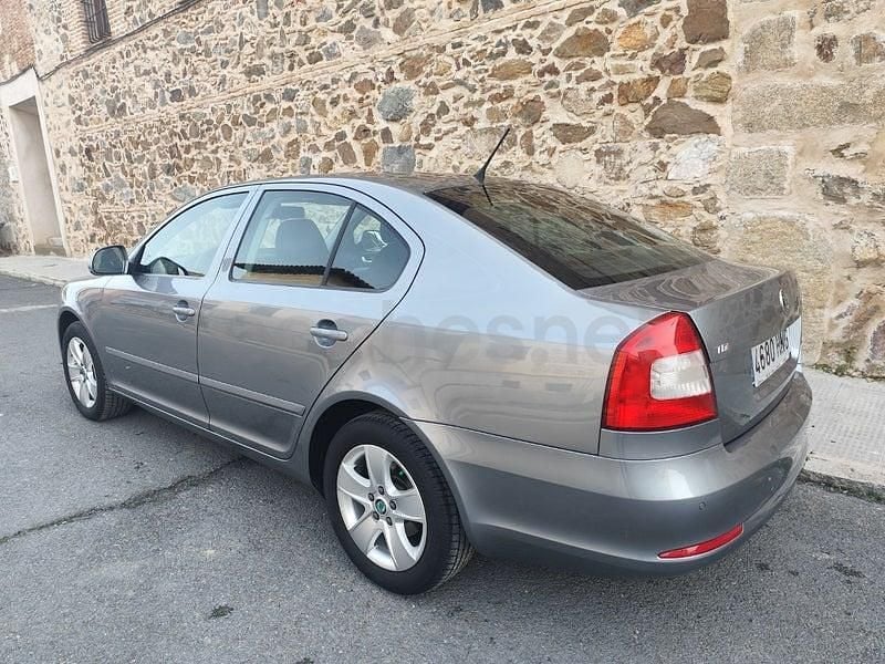 Usado Skoda Octavia Elegance 140 CV (102 kW) 2013 Gris / plata Berlina