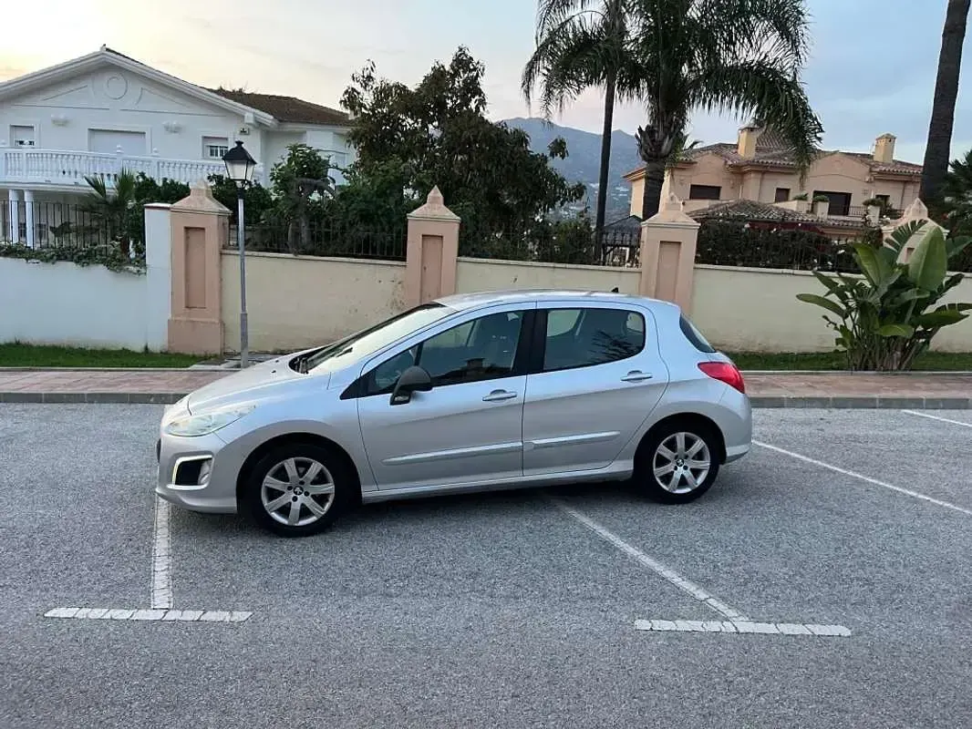Usado Peugeot 308 Access 120 HP (88 kW) 2012 Cinzento Citadino