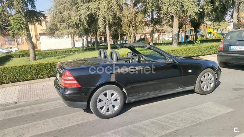 Usado Mercedes SLK200 136 CV (100 kW) 1999 Negro Descapotable