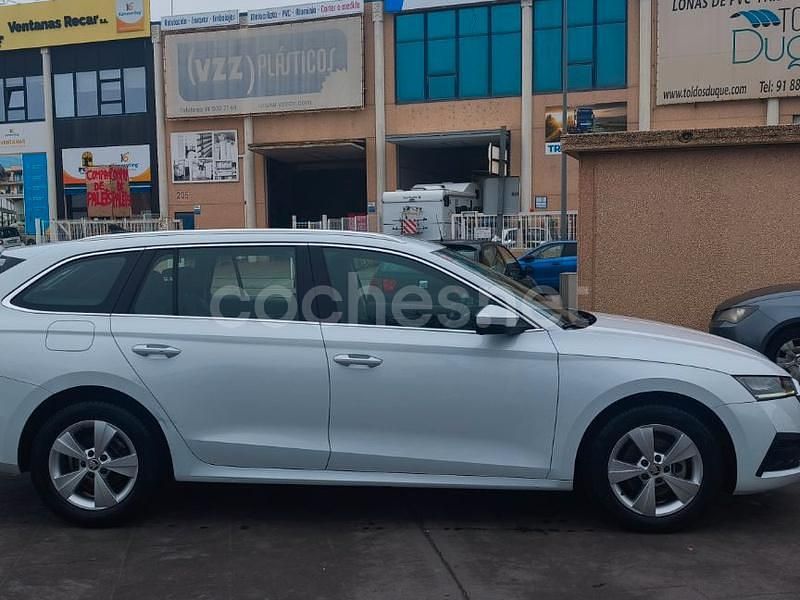 Usado Skoda Octavia 110 CV (80 kW) 2021 Blanco Familiar