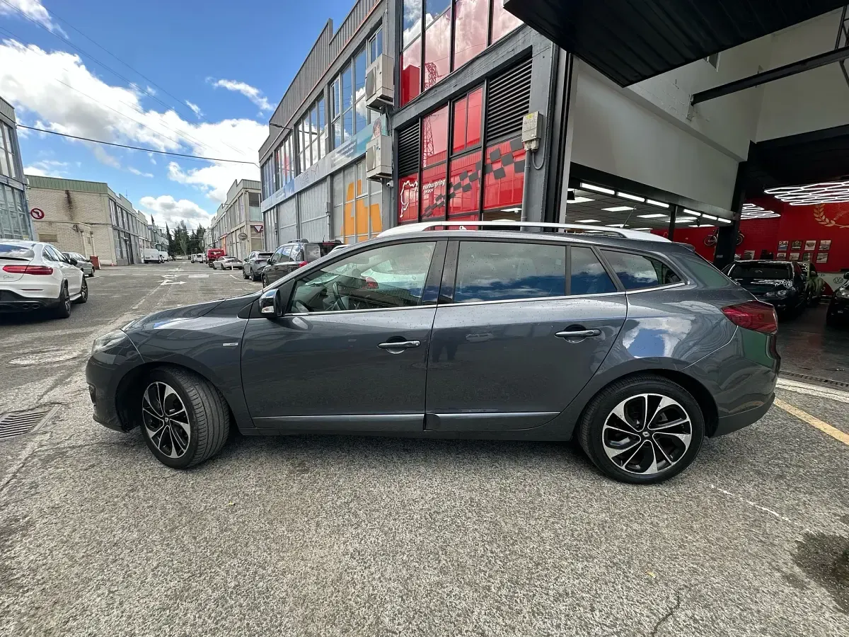 Usado Renault Mégane Bose Edition 130 CV (95 kW) 2015 Gris Familiar