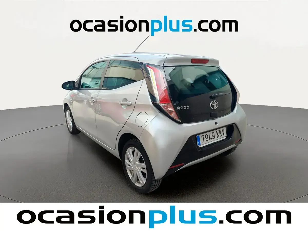 Usado Toyota Aygo X-play 69 CV (50 kW) 2018 Gris plata Utilitario