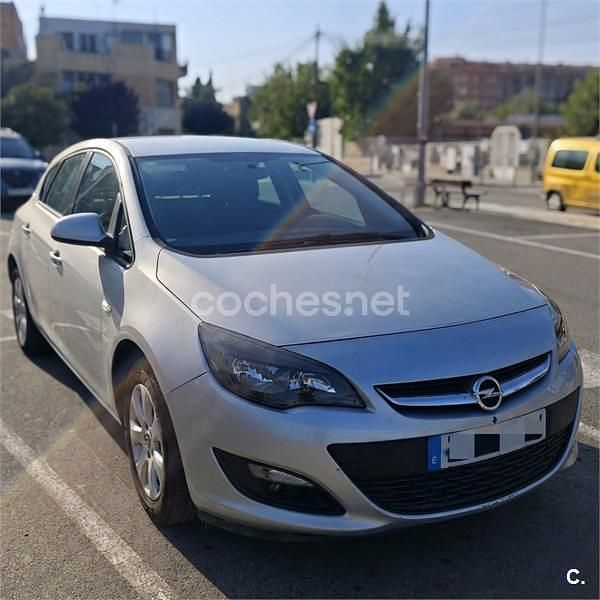 Usado Opel Astra Selective 110 CV (80 kW) 2015 Gris / plata Berlina