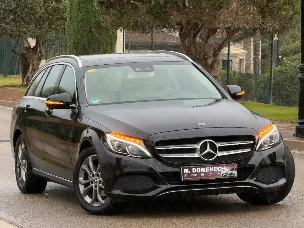 Usado Mercedes C180 Executive 156 CV (114 kW) 2017 Negro Familiar