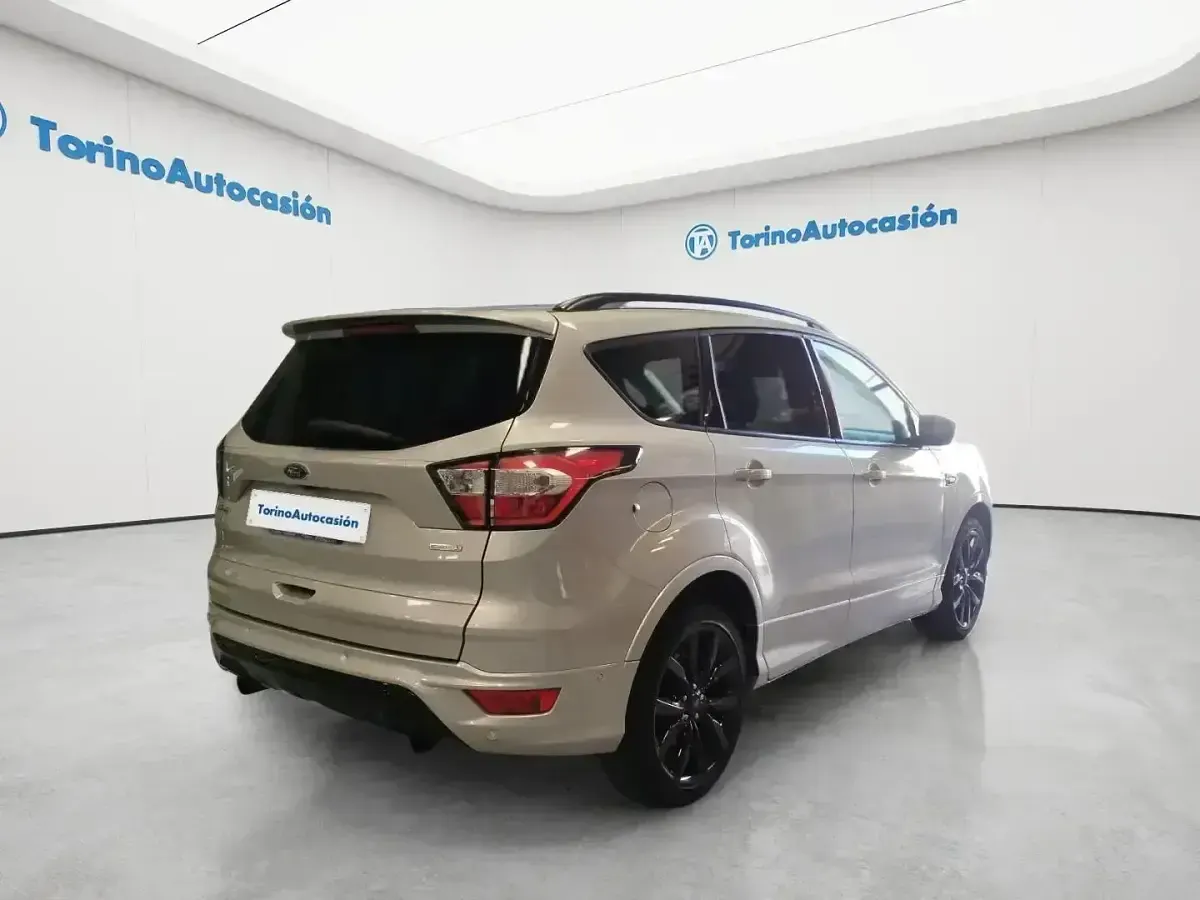 Usado Ford Kuga ST-Line 150 CV (110 kW) 2018 Gris SUV