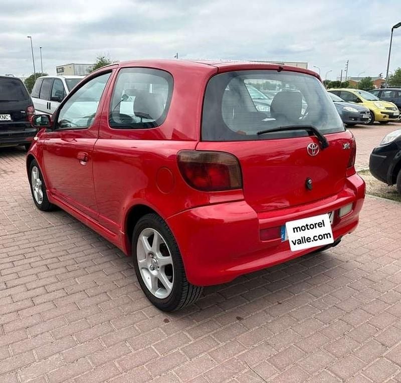 Usado Toyota Yaris Sport 105 CV (77 kW) 2003 Rojo Utilitario