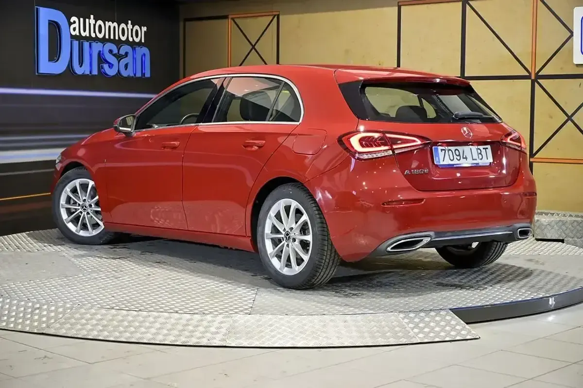 Usado Mercedes A180 116 CV (85 kW) 2019 Rojo Berlina
