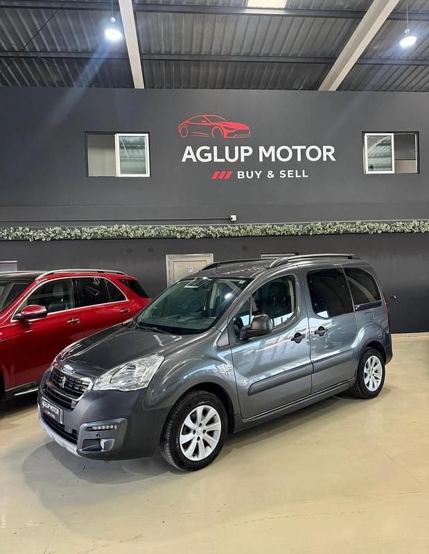 Usado Peugeot Partner Tepee Outdoor 100 CV (73 kW) 2017 Gris Monovolumen