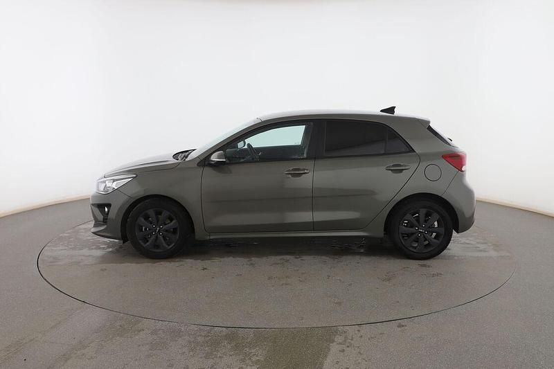 Usado Kia Rio 101 CV (74 kW) 2022 Gris Berlina