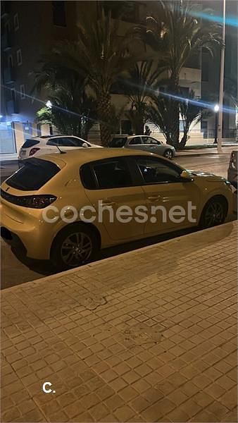 Usado Peugeot 208 Style 100 CV (73 kW) 2021 Amarillo Utilitario
