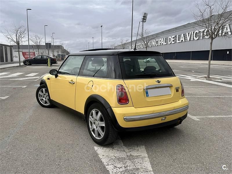 Usado Mini Cooper 115 CV (84 kW) 2002 Amarillo Utilitario