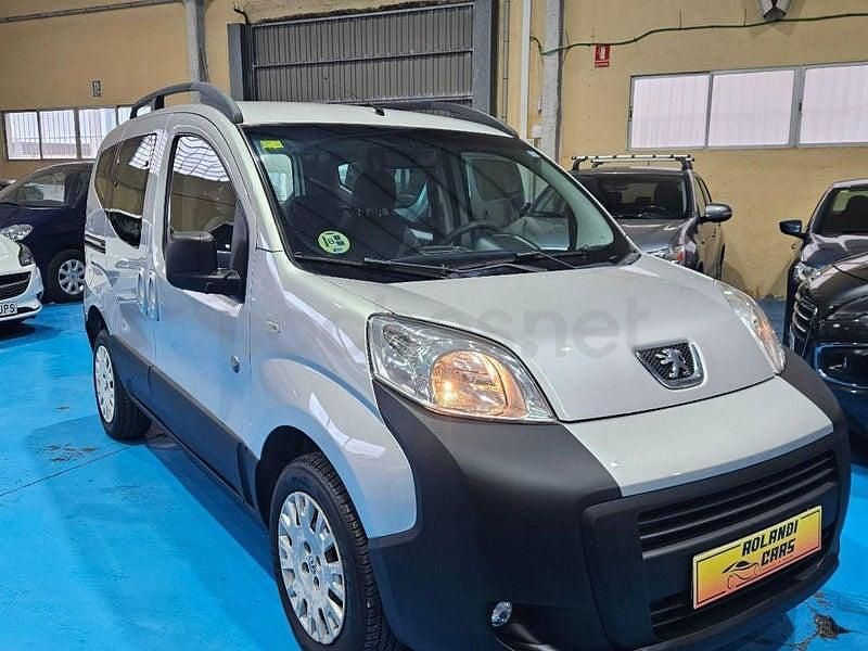 Usado Peugeot TePee 68 CV (50 kW) 2010 Gris / plata Monovolumen