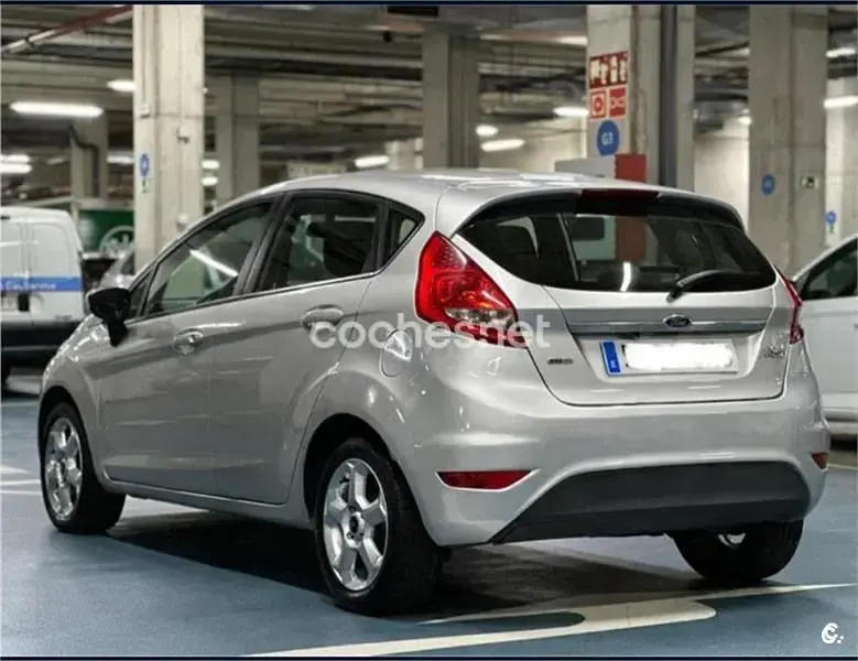 Usado Ford Fiesta Trend 68 CV (50 kW) 2009 Gris / plata Utilitario
