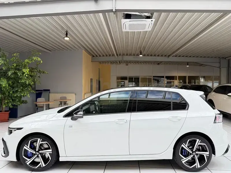 Usado VW Golf VIII R 333 CV (244 kW) 2025 Blanco Berlina