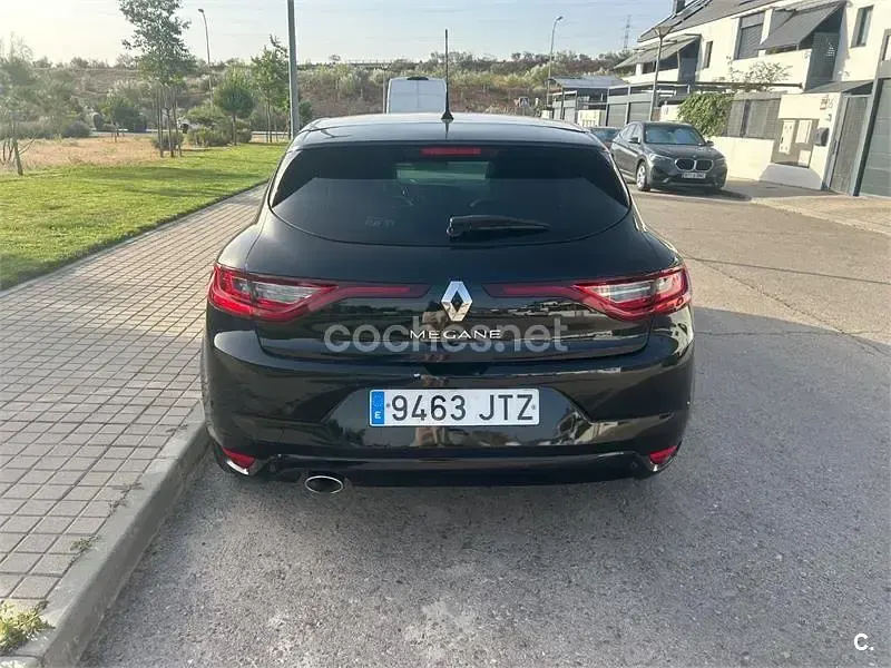 Usado Renault Mégane Zen 110 CV (80 kW) 2016 Negro Berlina