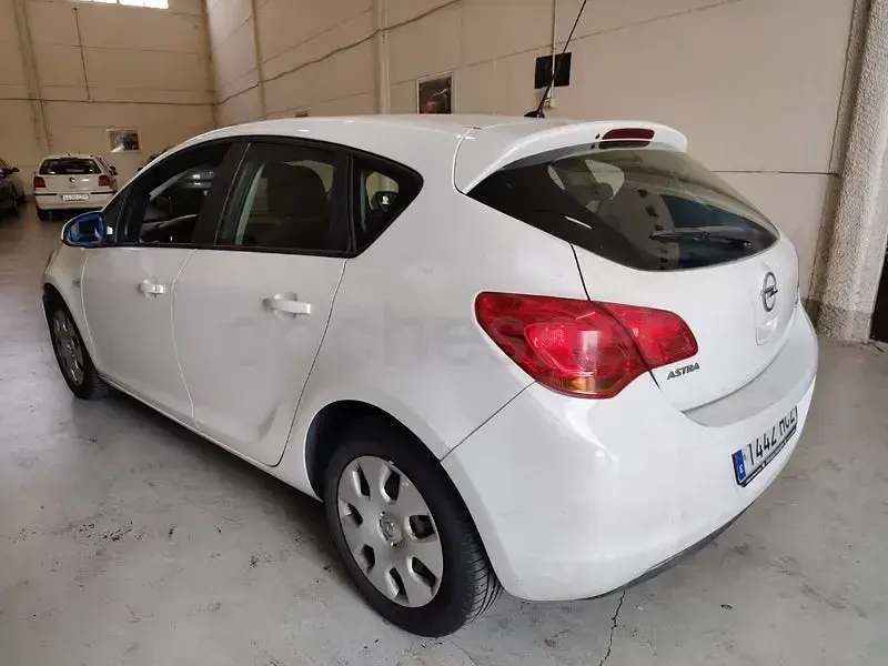 Usado Opel Astra Essentia 95 CV (69 kW) 2011 Blanco Berlina