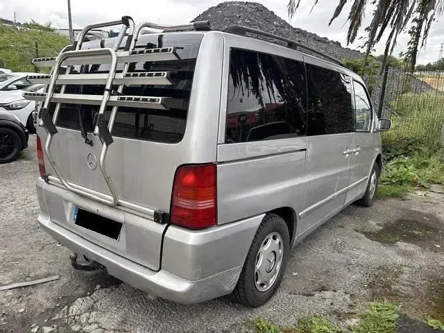 Usado Mercedes V220 122 CV (89 kW) 2000 Gris Monovolumen