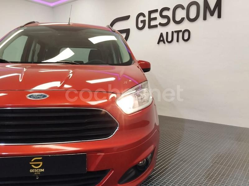 Usado Ford Tourneo Courier Trend 100 CV (73 kW) 2015 Granate Monovolumen