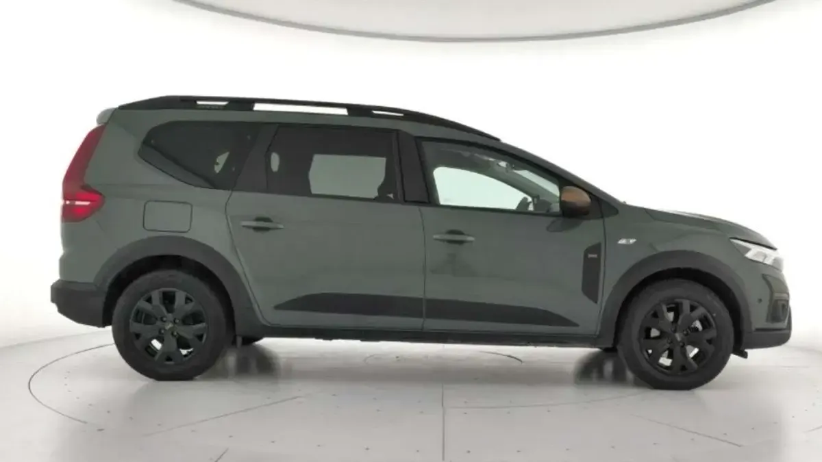 Usado Dacia Jogger Extreme 99 CV (72 kW) 2025 Verde Monovolumen