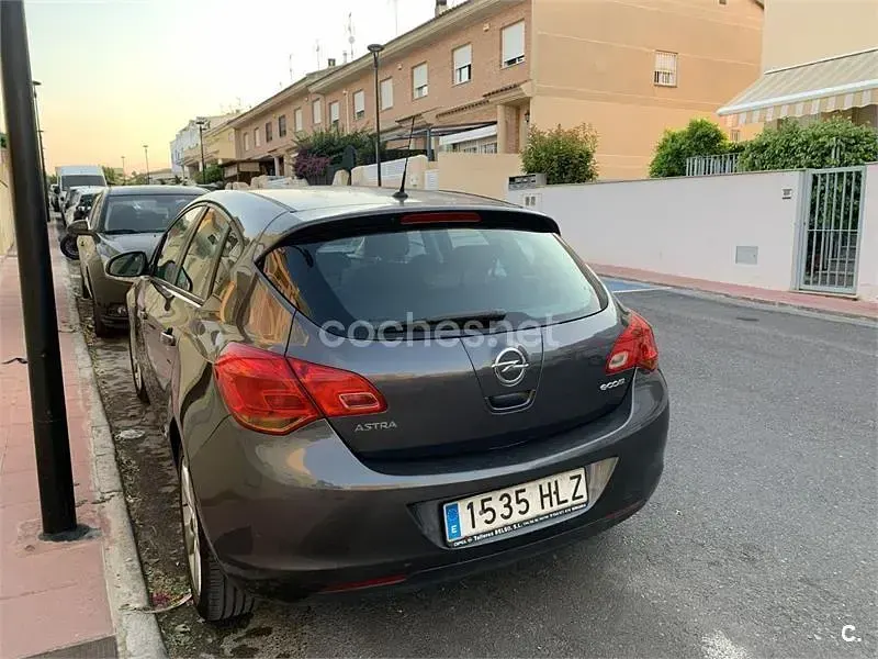 Usado Opel Astra Selective 95 CV (69 kW) 2012 Negro Berlina