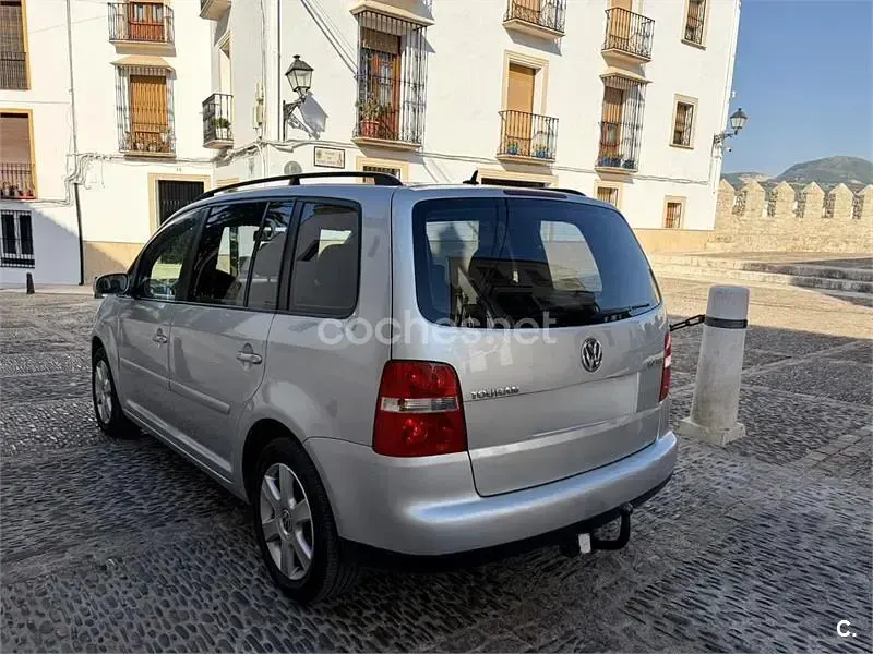 Usado VW Touran Highline 140 CV (102 kW) 2007 Gris / plata Monovolumen