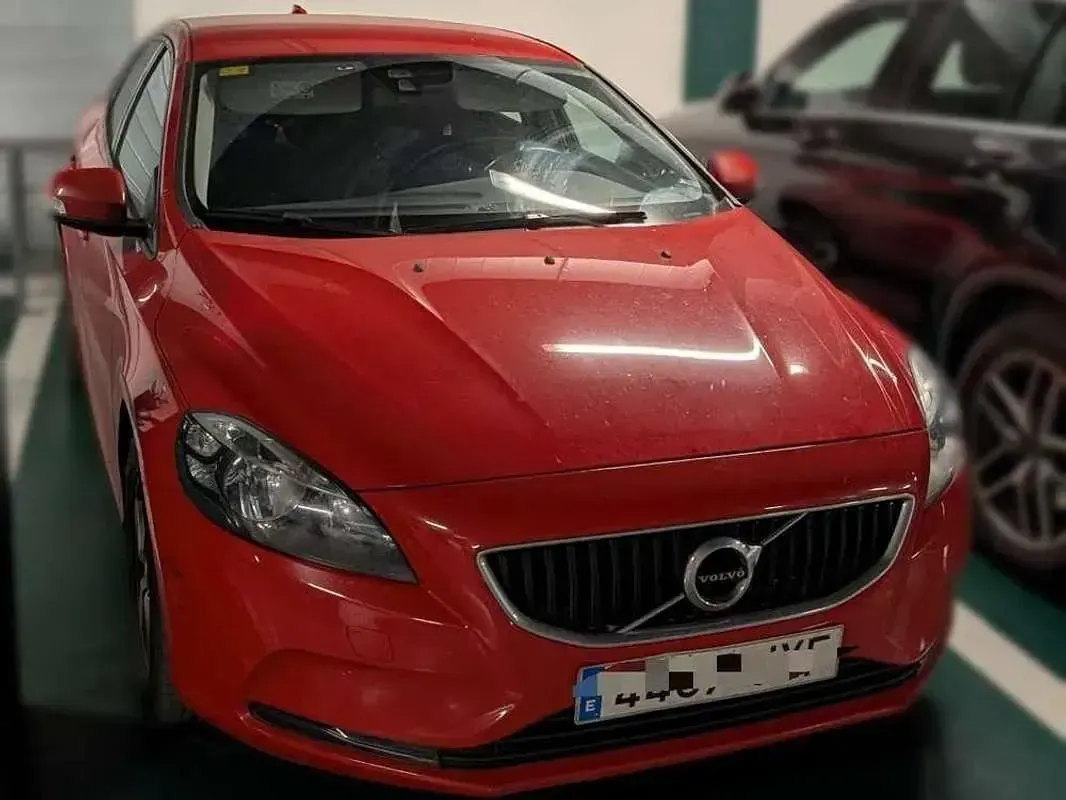 Usado Volvo V40 Kinetic 120 CV (88 kW) 2017 Rojo Utilitario
