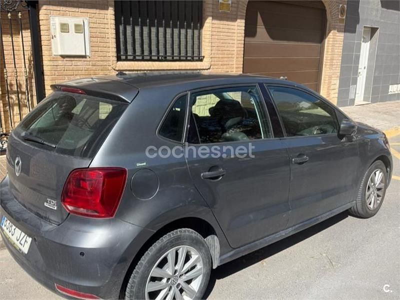Usado VW Polo Advance 75 CV (55 kW) 2017 Gris / plata Berlina