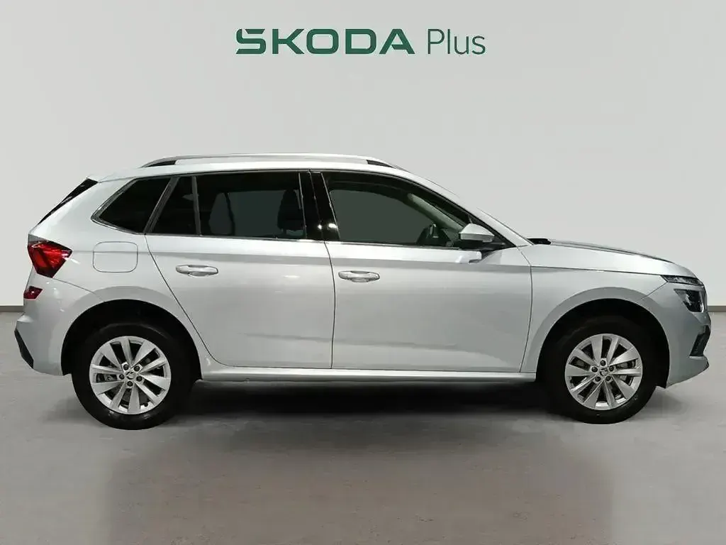 Usado Skoda Kamiq Selection 115 CV (84 kW) 2025 Gris plata SUV