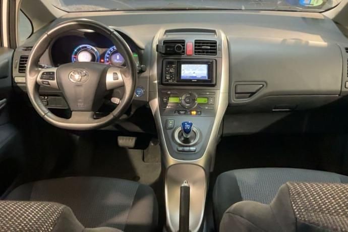 Usado Toyota Auris Hybrid 136 CV (100 kW) 2011 Blanco Berlina