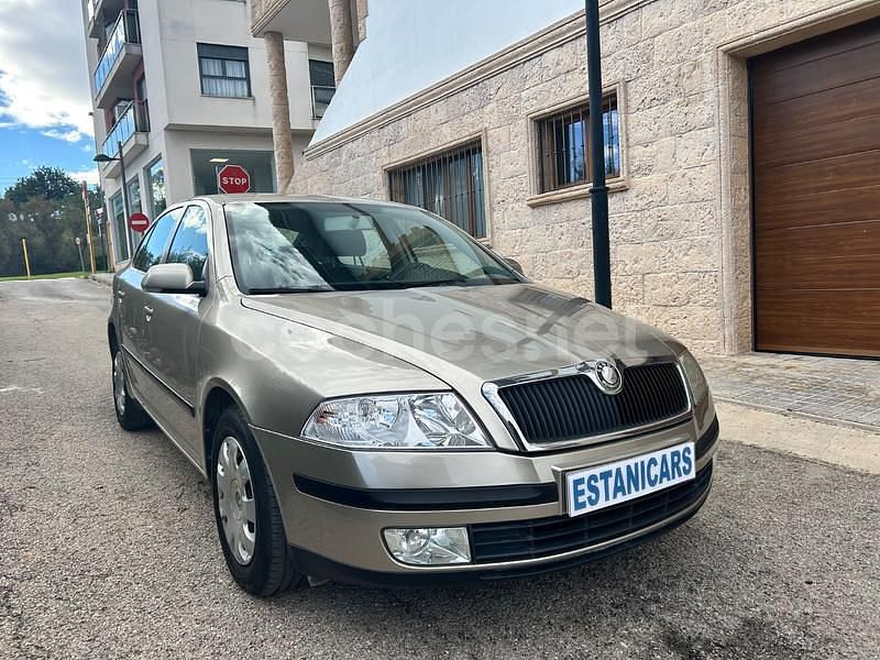 Beige Usado 2005 Skoda Octavia Active Berlina | 2999 € (Precio justo) - Imagen 1/4