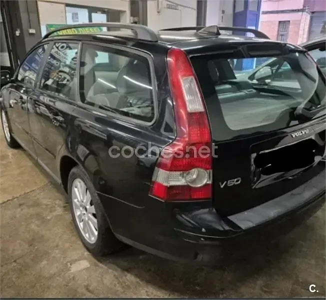 Usado Volvo V50 Kinetic 136 CV (100 kW) 2010 Negro Familiar