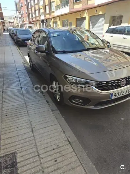 Usado Fiat Tipo Easy 95 CV (69 kW) 2018 Beige Berlina