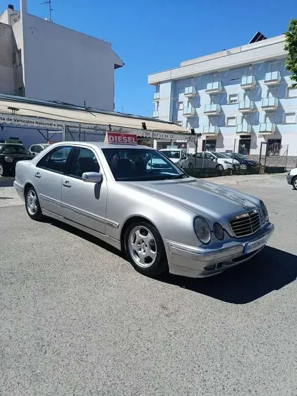 Usado Mercedes E320 204 CV (150 kW) 2004 Gris Berlina