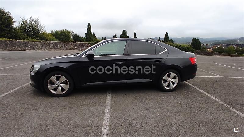 Negro Usado 2018 Skoda Superb Ambition Berlina | 13.900 € (Super precio) - Imagen 1/4