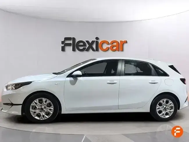 Usado Kia Ceed 136 CV (100 kW) 2023 Blanco Utilitario