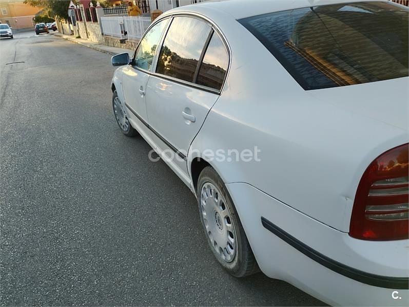 Usado Skoda Superb Classic 140 CV (102 kW) 2005 Blanco Berlina