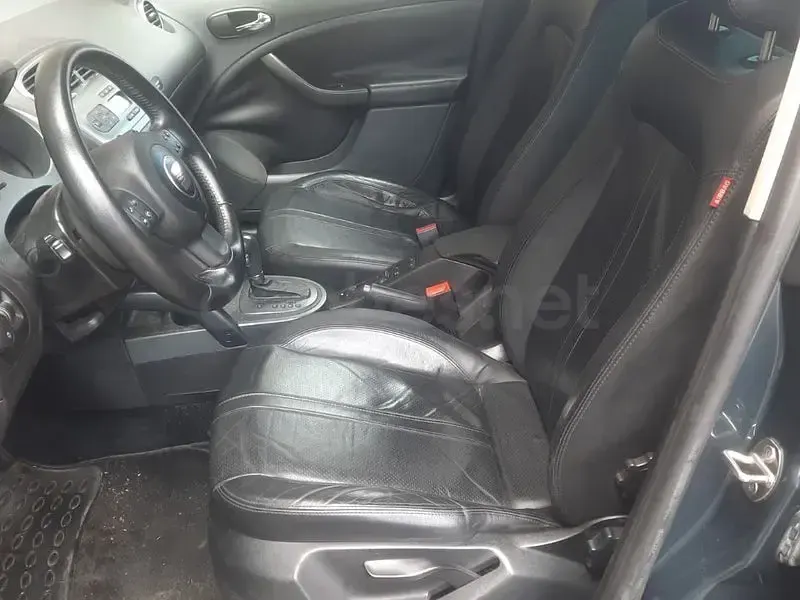 Usado Seat Toledo Sport 140 CV (102 kW) 2009 Gris / plata Utilitario