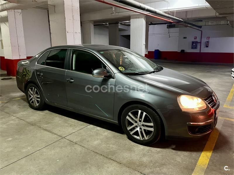 Gris / plata Usado 2007 VW Jetta Advance Berlina | 6600 € (Precio justo) - Imagen 1/4