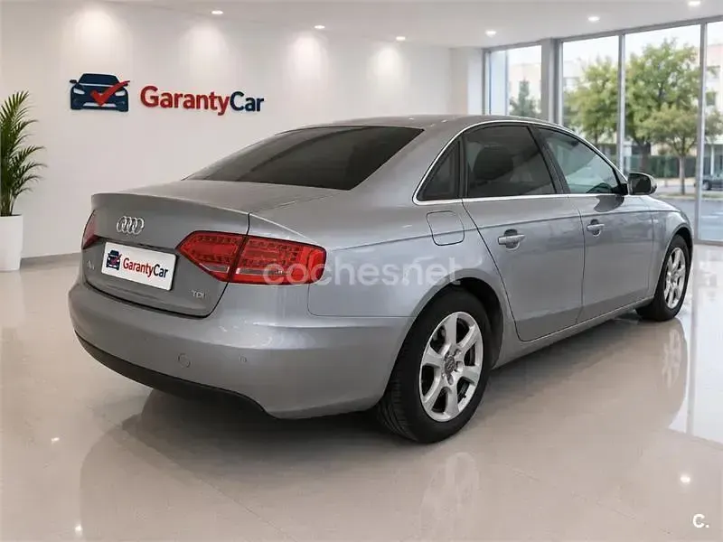 Usado Audi A4 Premium 136 CV (100 kW) 2011 Gris / plata Berlina