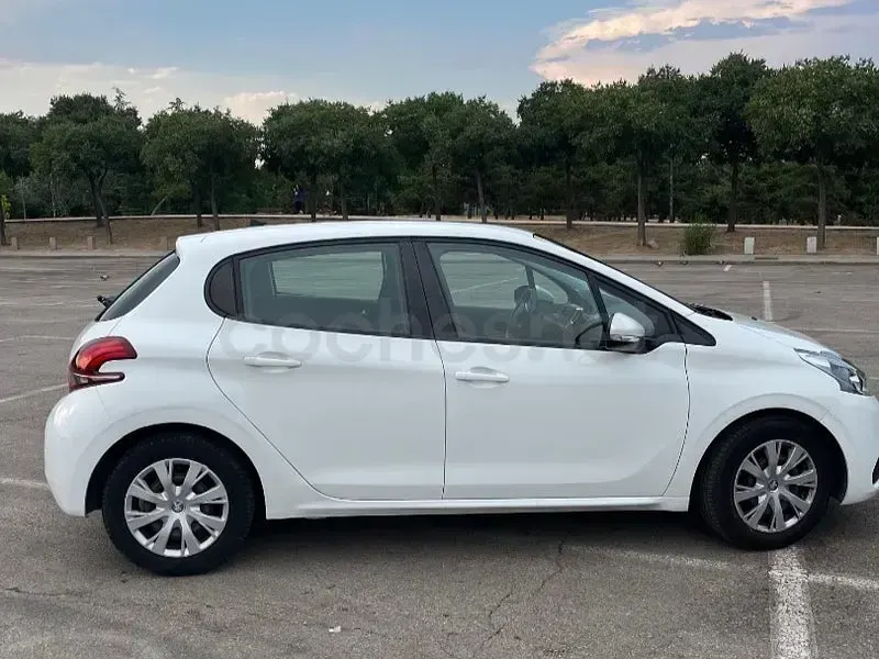 Usado Peugeot 208 Active 82 CV (60 kW) 2019 Blanco Utilitario