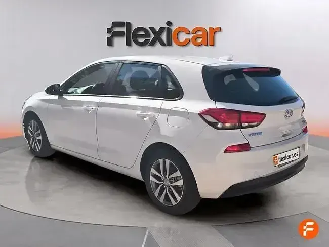 Usado Hyundai i30 120 CV (88 kW) 2019 Negro Berlina