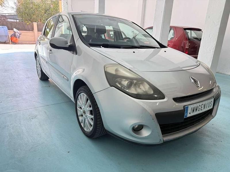 Usado Renault Clio II Exception 111 CV (81 kW) 2009 Plateado Utilitario
