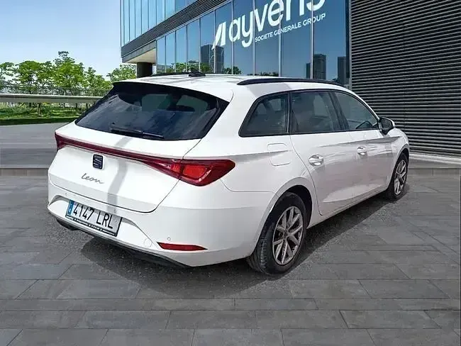Usado Seat Leon Style 116 CV (85 kW) 2021 Blanco Familiar