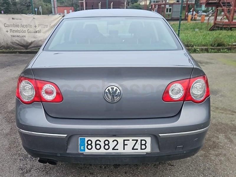 Usado VW Passat Highline 150 CV (110 kW) 2007 Gris / plata Berlina