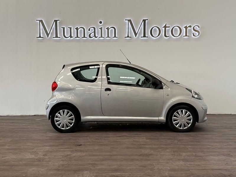 Usado Toyota Aygo Connect Style 68 CV (50 kW) 2010 Gris / plata Utilitario