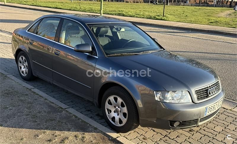 Usado Audi A4 130 CV (95 kW) 2002 Gris / plata Berlina