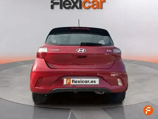 Usado Hyundai i10 67 CV (49 kW) 2023 Rojo Utilitario